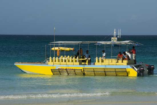 dive boat-AsiaPhotoStock